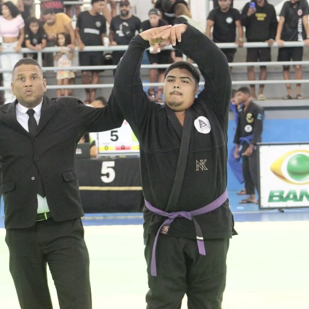 Aluno do CT sendo premiado no tatame em competição.