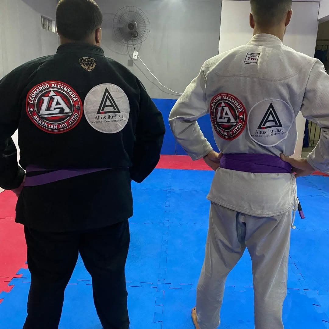 Dupla de alunos do CT com patches Leonardo Alcântara BJJ e Altus Jiu-Jitsu no tatame.
