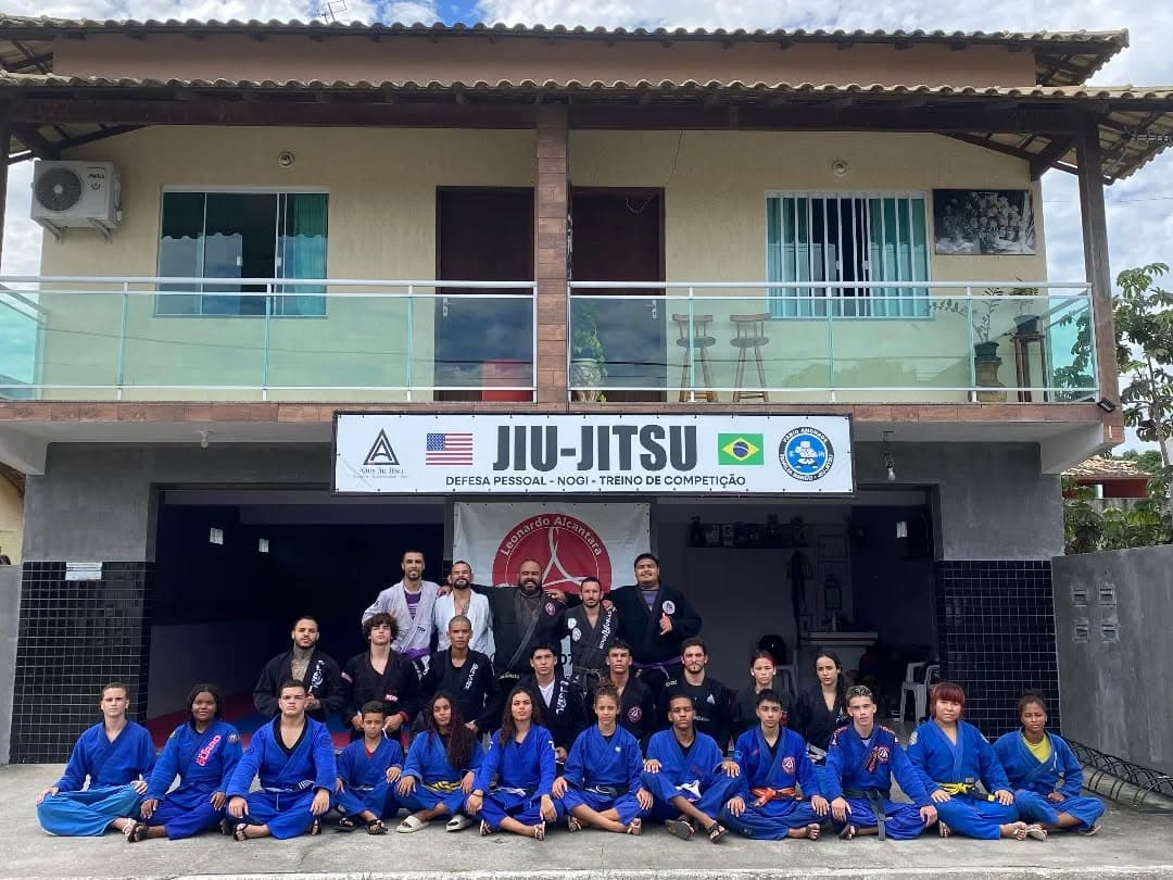 Turma do CT Leonardo Alcântara reunida em frente ao tatame em Barra de São João.